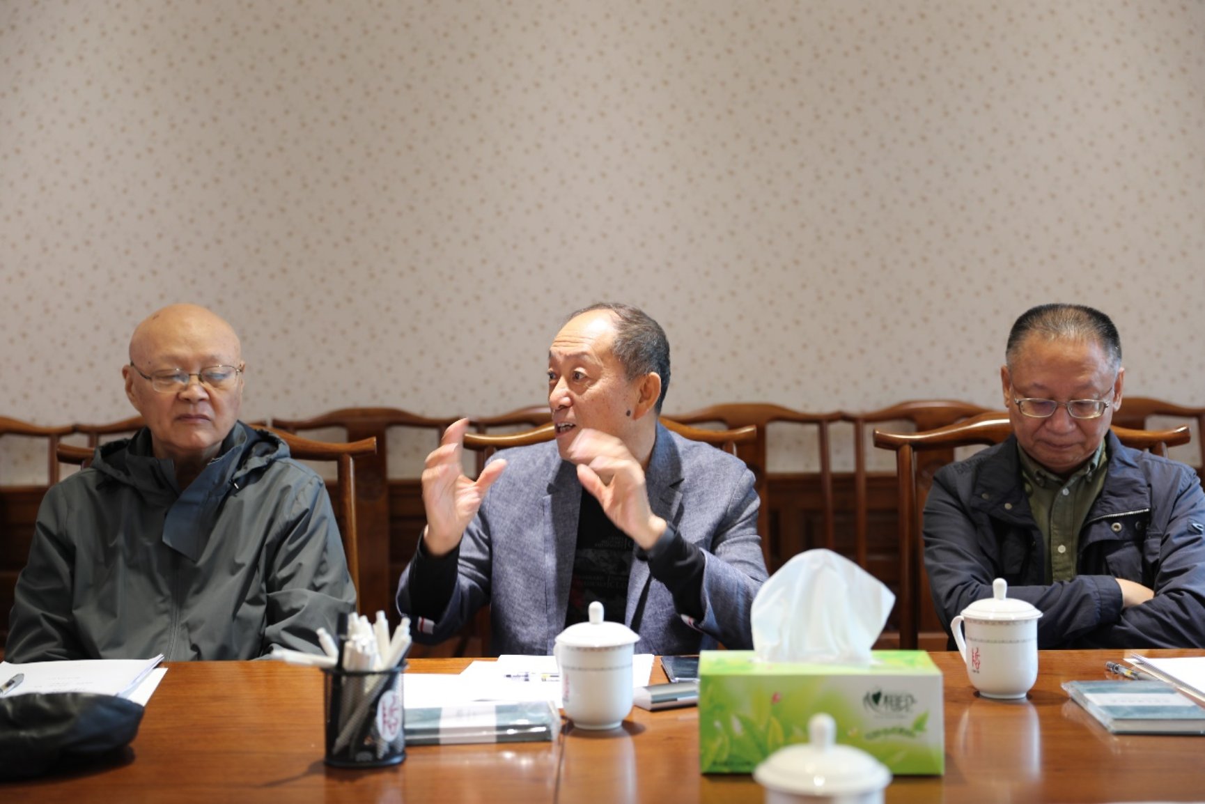 一群人坐在桌子前
已生成高可信度的说明